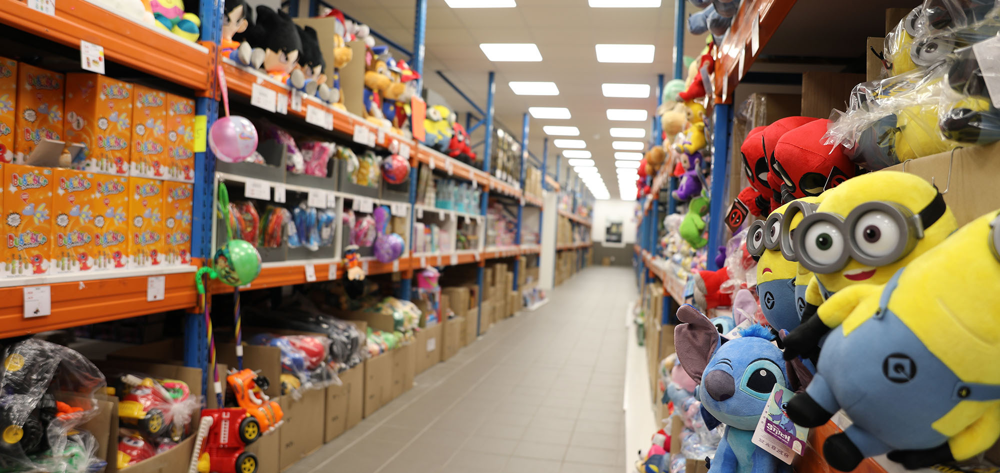 Showroom de Forest Distribution : jouets, gadgets, peluches et autres produits