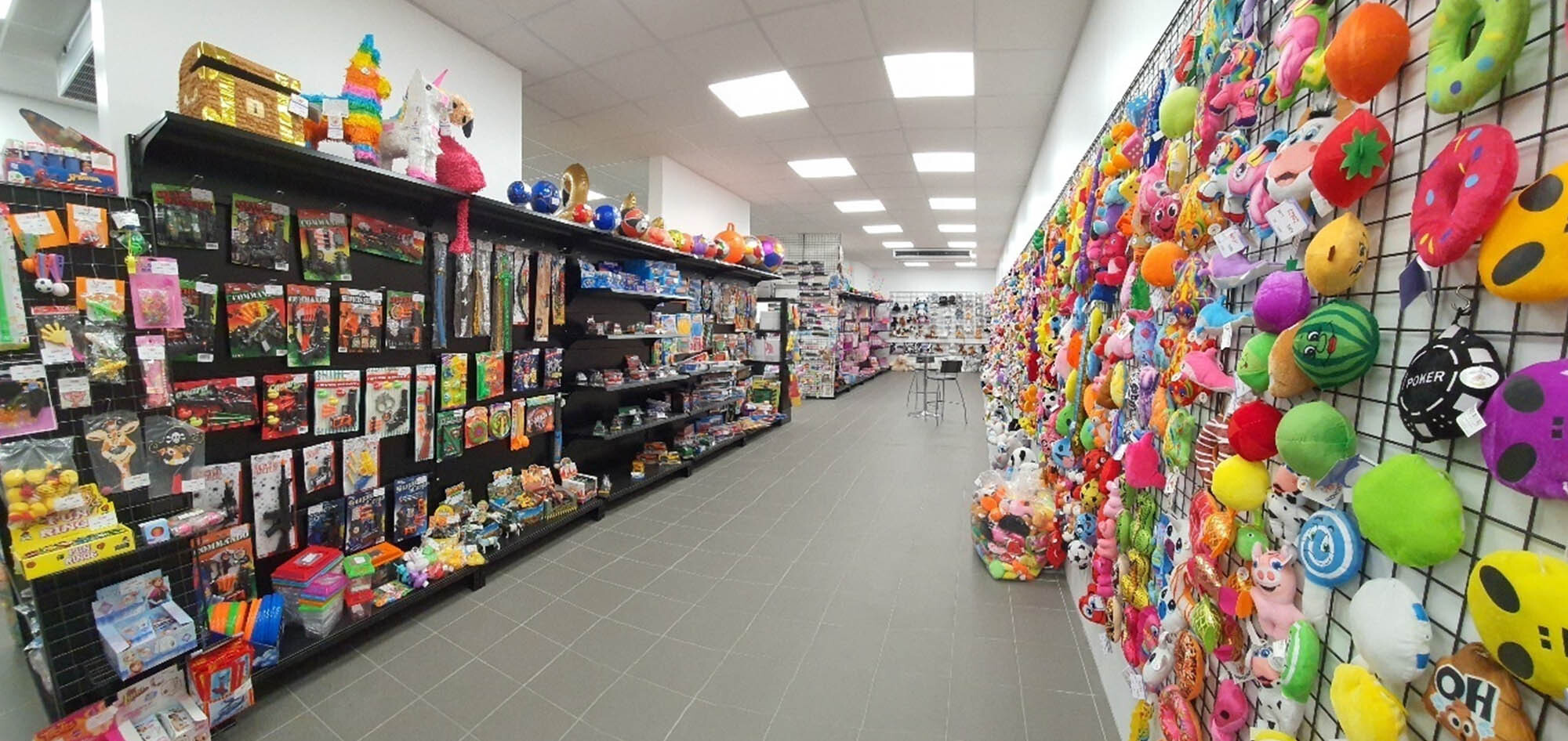 Showroom de Forest Distribution : jouets, gadgets, peluches et autres produits